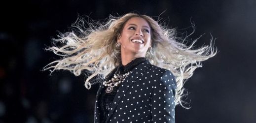 Americká zpěvačka Beyoncé pózovala na bílém koberci.