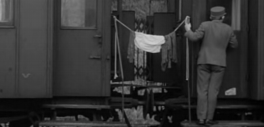 Snímek z filmu Ostře sledované vlaky. 