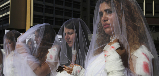 Ženy protestovaly ve svatebních šatech ze zakrvavených obvazů.