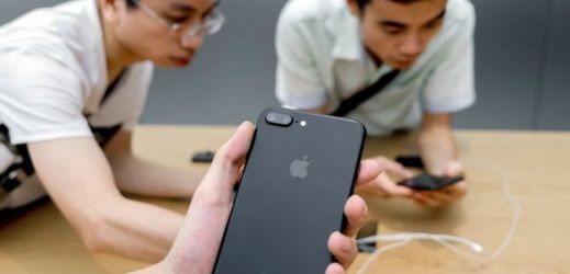 Firma Apple řeší v Číně vznícení baterií svého chytrého telefonu iPhone 6. 