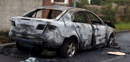 Po útočnících zůstala jen ohořelá auta (ilustrační foto).