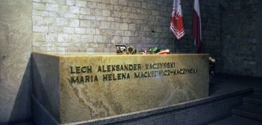 Sarkofág s ostatky polského prezidenta Lecha Kaczyńského a jeho manželky Marie.