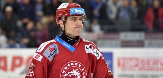 Třinecký hokejista Jiří Polanský odejde po sporu s trenérem Vladimírem Kýhosem na zbytek sezony na hostování. 
