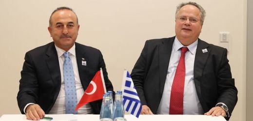 Turecký ministr zahraničí Mevlüt Çavuşoglu (vlevo).