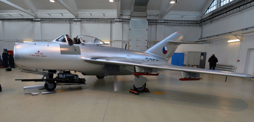 Nově opravený stíhací bombardér MiG-15.