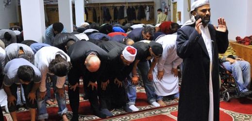 Muslimové při modlitbě. 