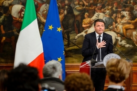 Matteo Renzi jako premiér po neúspěšném ústavním referendu skončil.