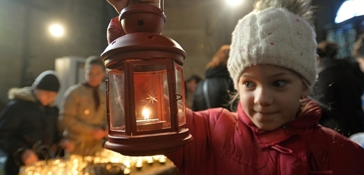 Hořící svíci si mohou zájemci odnést domů (ilustrační foto).