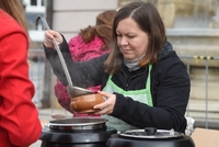 Z darovaných potravin se připraví téměř čtyři tisíce porcí teplé polévky.