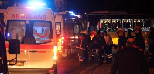 Záchranáři po výbuchu u fotbalového stadionu istanbulského klubu Besiktas.