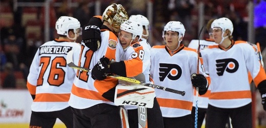 Hokejisté Philadelphie zvítězili v nedělním utkání NHL na ledě Detroitu 1:0 v prodloužení a natáhli sérii výher na devět zápasů. 