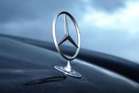Mercedes sesadil v listopadu z pozice lídra prodejů BMW.