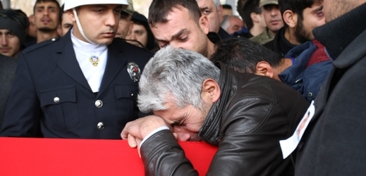 Pohřeb obětí istanbulského útoku.