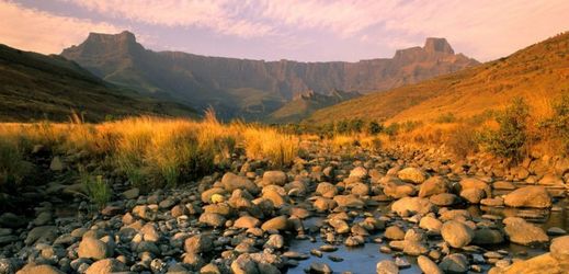 Nejvyšším vodopádem světa je Tugela v Jihoafrické republice. 