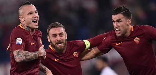 Fotbalisté AS Řím se radují z branky vstřelené AC Milán.