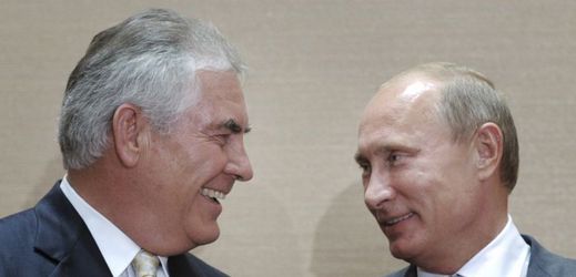 Šéf energetické společnosti Exxon Mobile Rex Tillerson (vlevo) má s ruským prezidentem Vladimirem Putinem velmi dobré vztahy.