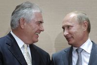 Šéf energetické společnosti Exxon Mobile Rex Tillerson (vlevo) má s ruským prezidentem Vladimirem Putinem velmi dobré vztahy.