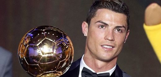 Cristiano Ronaldo pózuje se Zlatým míčem.