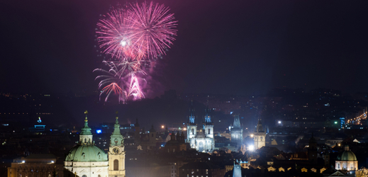 Novoroční ohňostroj by měl být nejlépe vidět z Dvořákova nábřeží, Mánesova či Štefánikova mostu.