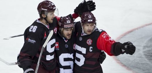 Hokejisté Sparty slaví jednu z branek, která jim zajistila postup do semifinále hokejové Ligy mistrů.