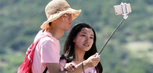 Turistický pár se fotí v národním parku v provincii Chaj-nan v Číně.