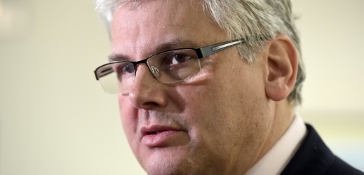 Ministr zdravotnictví Miloslav Ludvík. 