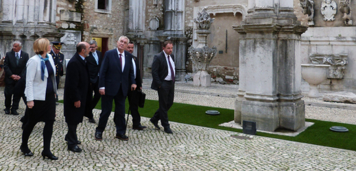 Prezident Miloš Zemana (třetí zprava) na návštěvě Portugalska.