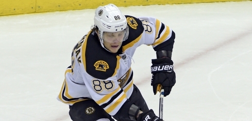 Hokejový útočník David Pastrňák pomohl Bostonu ve středečním utkání NHL gólem a asistencí k zisku bodu za prohru 3:4 v prodloužení na ledě Pittsburghu a stal se třetí hvězdou zápasu. 