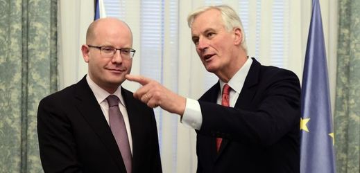 Premiér Bohuslav Sobotka (vlevo) s hlavním vyjednavačem Evropské komise pro brexit Michelem Barnierem.