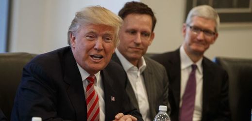 Donald Trump (vlevo), zakladatel služby PayPal Peter Thiel (uprostřed) a šéf Applu Tim Cook.