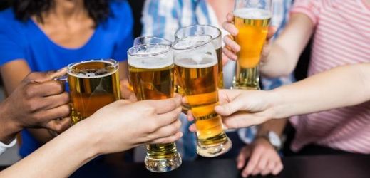 Nemírné pití piva má prý zhoubný dopad na zdraví.