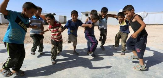Hra syrských dětí, uprchlický tábor Zátarí.