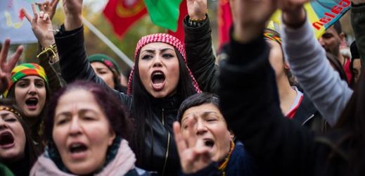 Kurdové protestují proti zatýkání předních tureckých opozičních politiků v německém Kolíně nad Rýnem.
