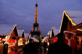 Vánoční trhy v Paříži. Na snímku uprostřed speciálně nasvícená Eiffelova věž.