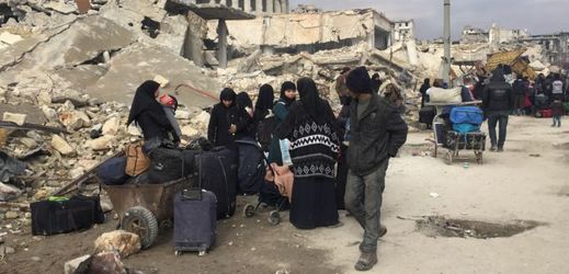 Evakuace civilistů ve východním Aleppu.