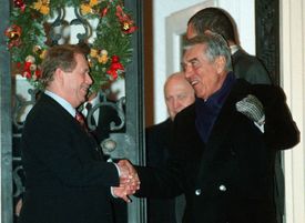 Prezident republiky Václav Havel na fotografii z roku 1998 s bývalým vídeňským starostou Helmutem Zilkem (vpravo).