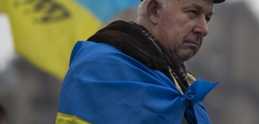 Muž v ukrajinské vlajce.