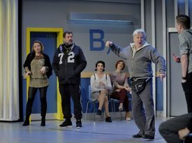 Zleva vpředu Erika Kubálková jako Rose, Zdeněk Junák v roli Harryho, Jan Mazák jako Stewie účinkují v komedii Ryba potmě v Městském divadle Brno.