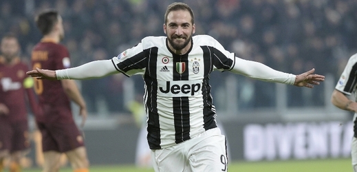 Gonzalo Higuaín slaví gól, kterým rozhodl o výhře Juventusu nad AS Řím.