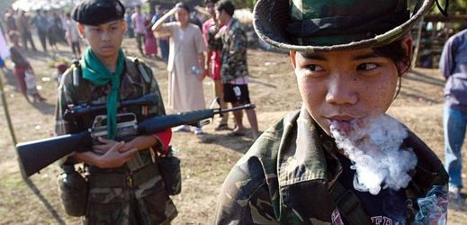Součástí barmské armády jsou i dětští vojáci.