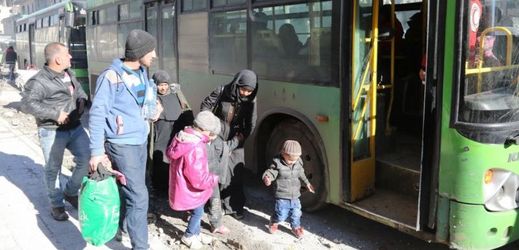 Syrské děti při evakuaci Aleppa.