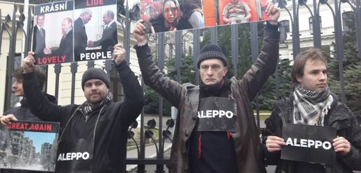 Kvůli Aleppu se dvacítka aktivistů připoutala k ruské ambasádě v Praze.