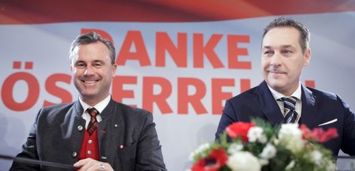 Neúspěšný prezidentský kandidát Norbert Hofer (vlevo) a předseda FPÖ Heinz-Christian Strache.
