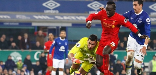 Fotbalista Liverpoolu Sadio Mané střílí vítěznou branku svého týmu v derby s Evertonem.