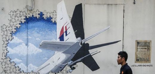 Pietní nástěnná malba zmizelého letadla společnosti Malaysia Airlines z letu MH370.