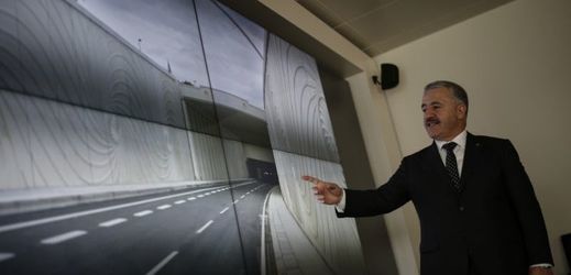 Turecký ministr dopravy Ahmet Arslan prezentuje na video obrazovce nově postavený Eurasijský tunel.