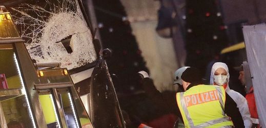 Kamion na přeplněném berlínském vánočním trhu připravil o život dvanáct lidí.