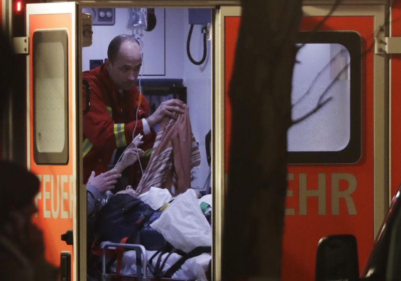 Přivolaní záchranáři byli na místě činu během pár minut. Snažili se zraněným lidem poskytnout první pomoc. Většina z nich však skončila v nemocnici.