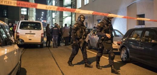 Policisté zabezpečují oblast v přední části islámského centra v Curychu, kde došlo ke střeleckému útoku.