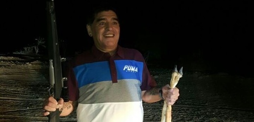 Diego Maradona pózuje se zastřelenou antilopou.